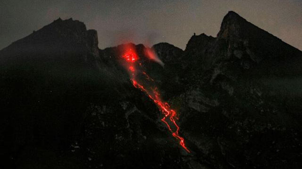 Endonezya'da yanardağ nedeniyle 494 kişi mahsur kaldı