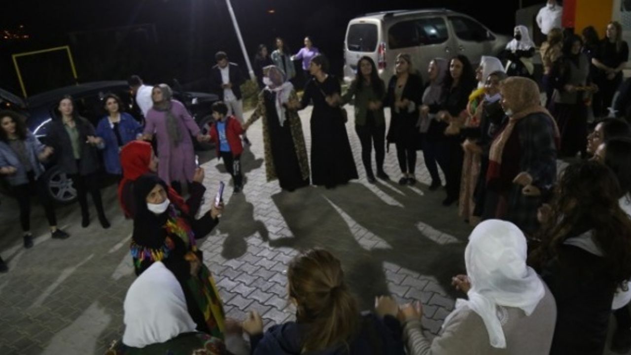 Diyarbakır İstasyon Meydanı’ndaki mitinge katılmak için Van’dan çok sayıda kadın yola çıktı