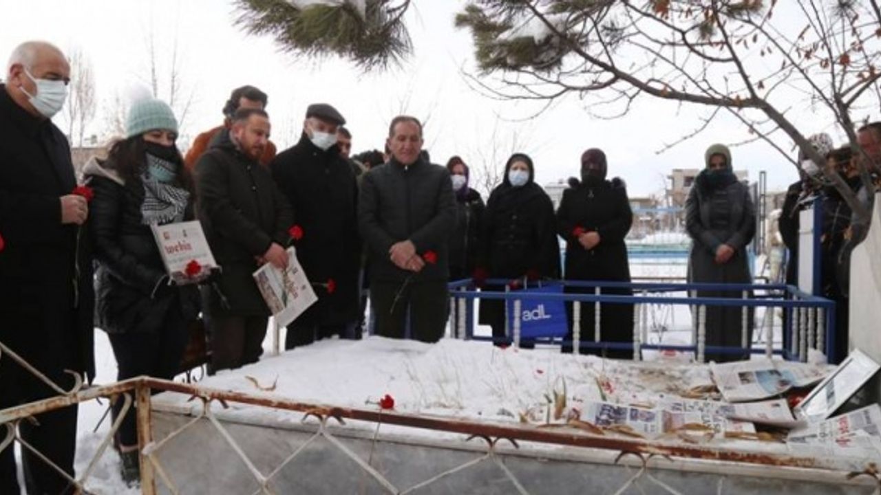 Gazeteci Orhan Karaağar mezarı başında anıldı