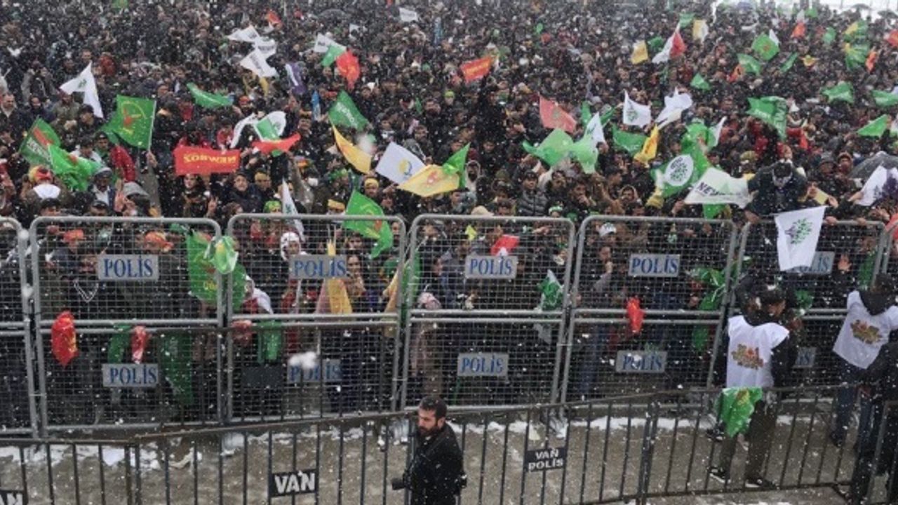 Van’da yüzbinler Newroz ateşini yaktı
