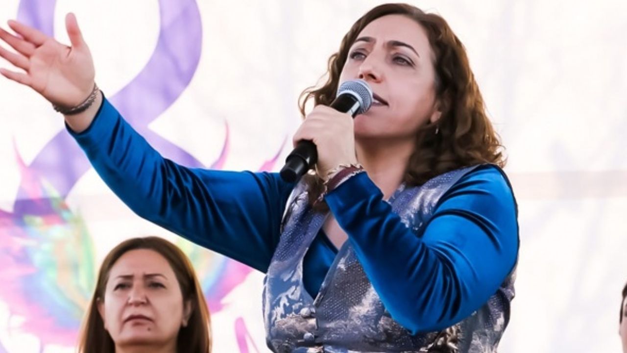 Başbakan hayalindeki "bayan" Akşener'in oyuyla, DBP’li  kadın Eş Genel Başkan Aydeniz’in  dokunulmazlığı kaldırıldı