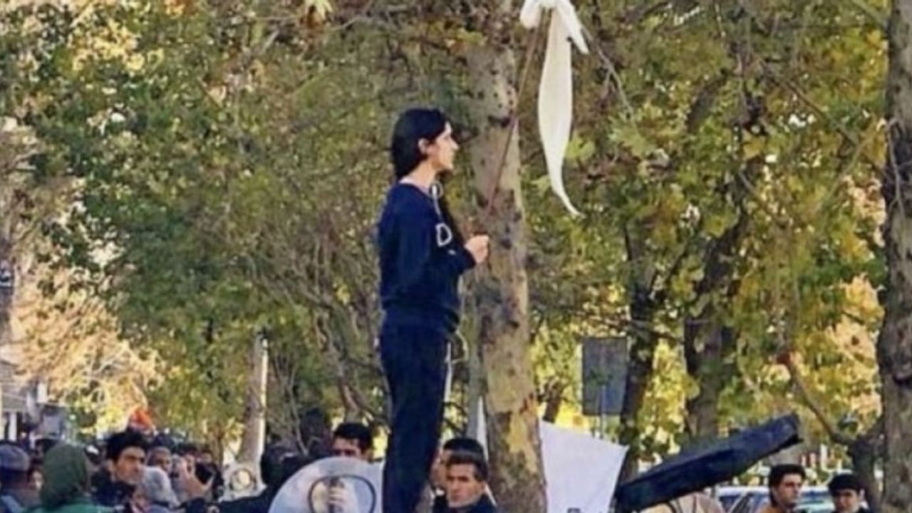 İranlı kadınlar başörtüleri atıyor!