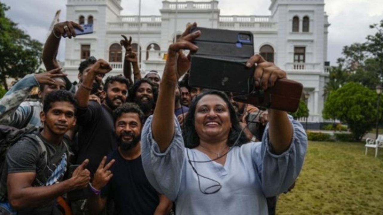 Sri Lanka'da eylemciler hükümet binalarından çekildi