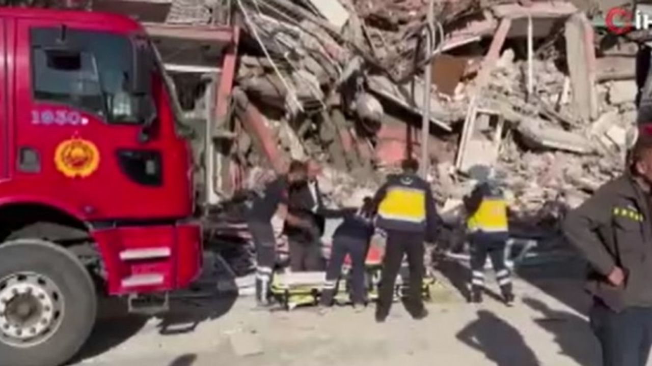 Malatya'da bina çöktü! Arama kurtarma çalışmaları başlatıldı