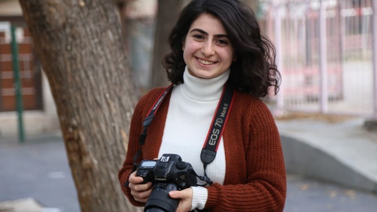 Tutuklu gazeteci Öznur Değer'in 'geçinemiyoruz' davası ertelendi