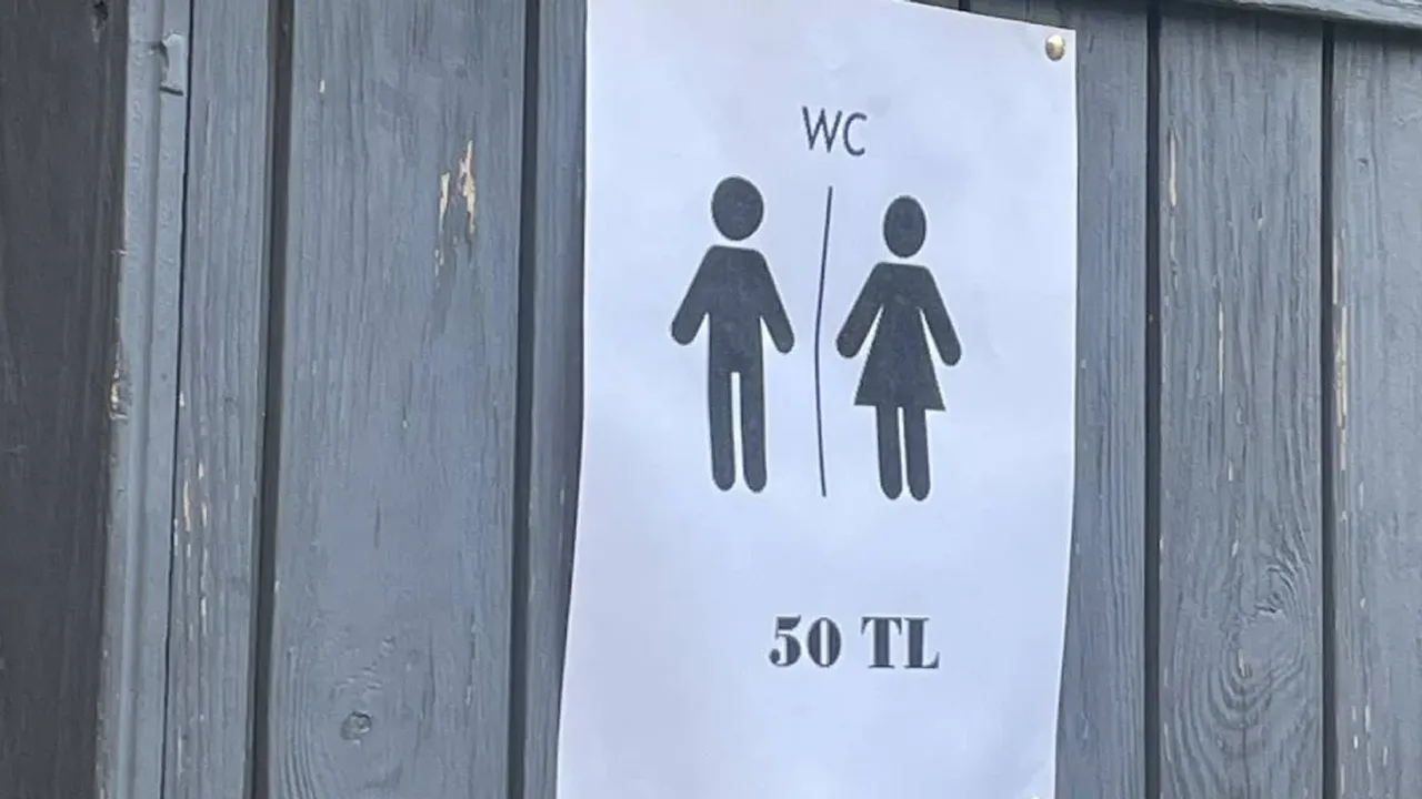 Çeşme’de Tuvalet Ücreti 50 Lira! Sosyal Medya Bunu Konuşuyor