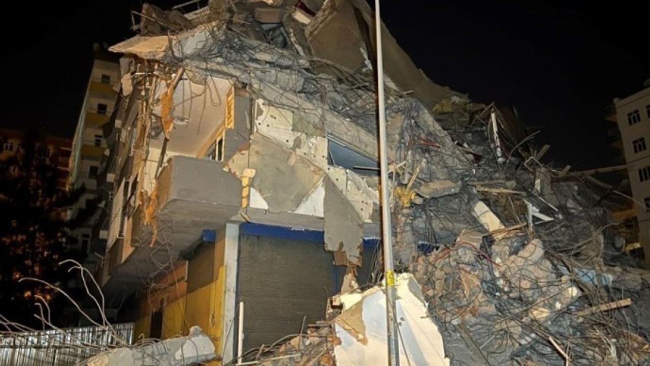 Amed’te ağır hasarlı bina çöktü