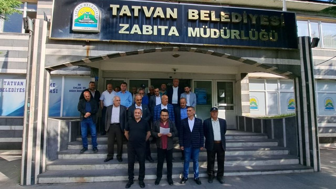 HDP’li meclis üyeleri  Bitlis ve Tatvan belediyelerin taşınmaz satışını protesto etti
