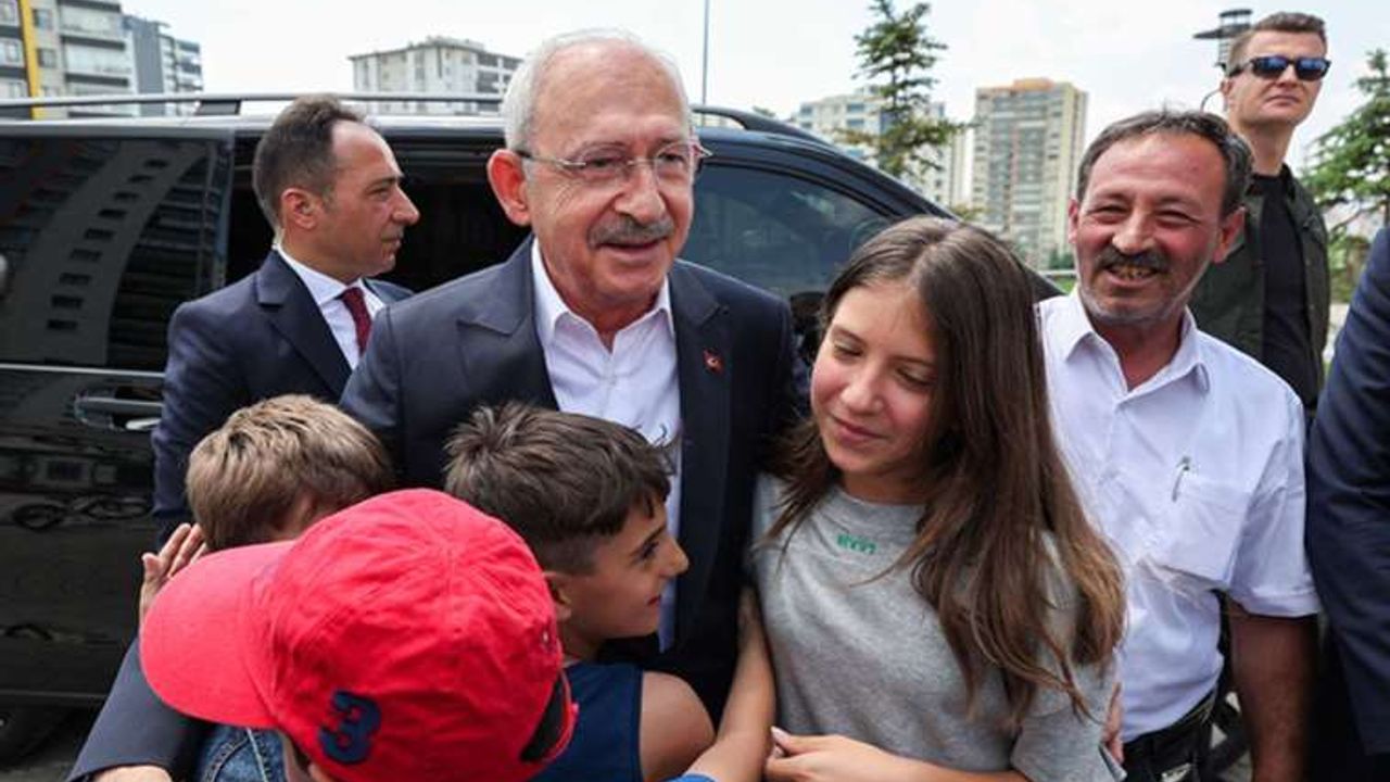 CHP lideri Kılıçdaroğlu Babalar Günü’nde depremzede aileleri ziyaret etti