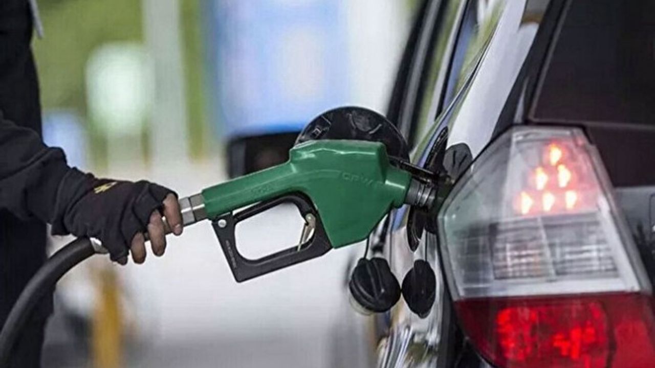 Benzinin litre fiyatına 2,04 TL zam yapıldı.