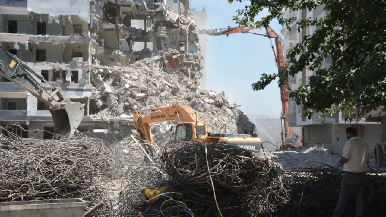 Amed’te 3 bin 252 ağır hasarlı binadan sadece 50’si yıkıldı