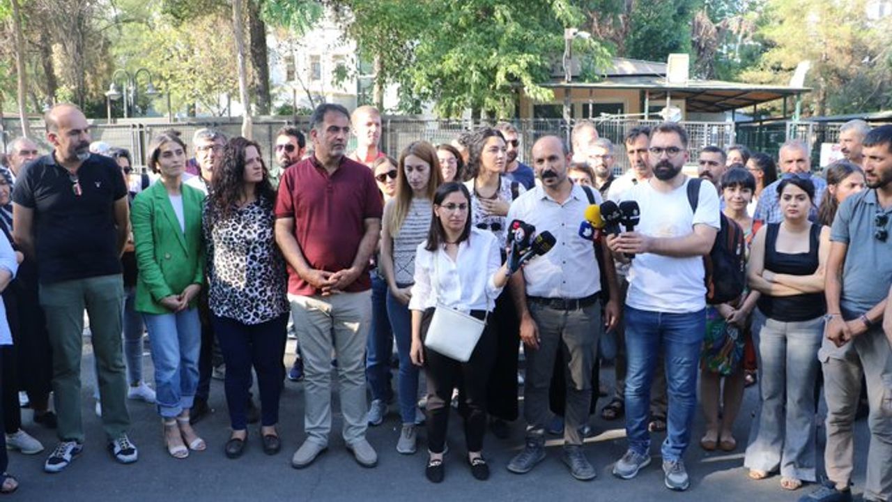 Gazeteciler tahliye edildi: 13 aylık hukuksuzluk son buldu