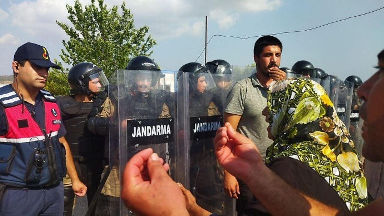 Sera işçilerinden asker barikatı önünde açıklama