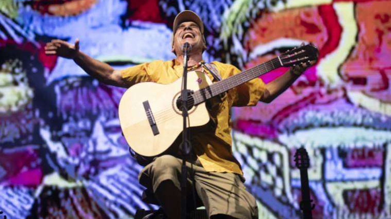 Dünyaca ünlü sanatçı Manu Chao, Kalamış Yaz Festivali’nde konser verdi
