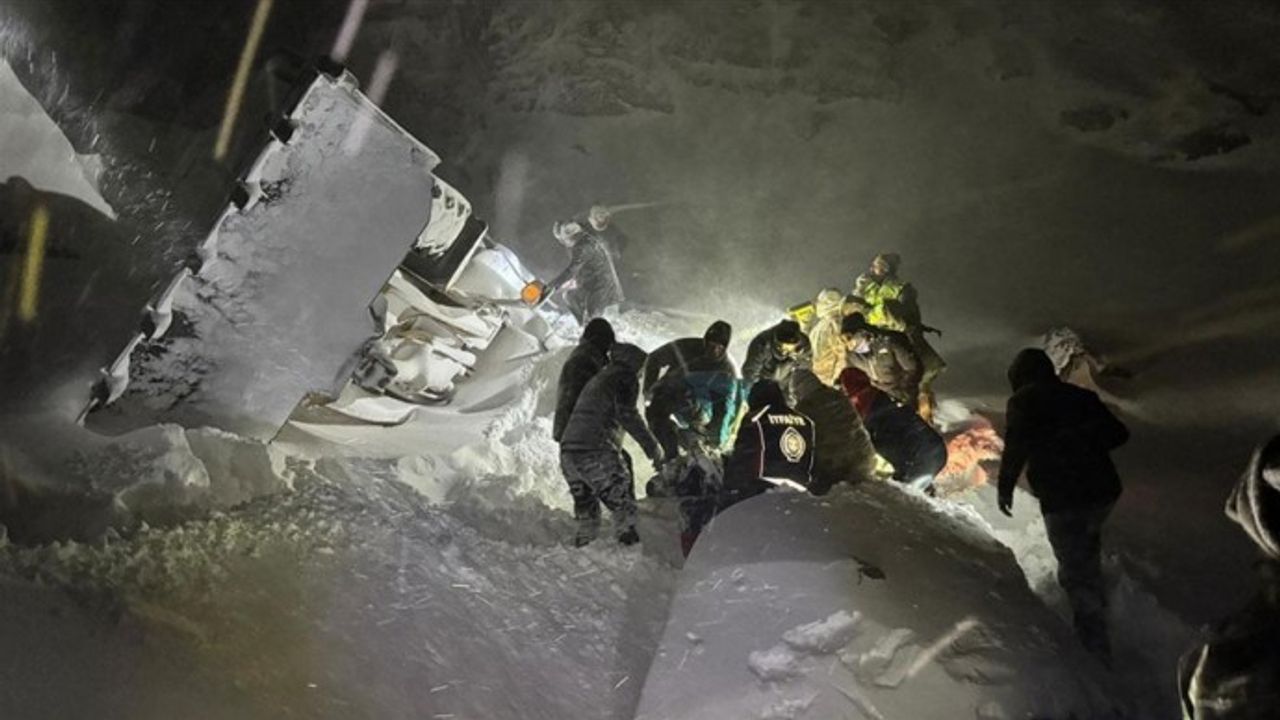 Kar ve tipiden yollar kapandı, 3 kişi hayatını kaybetti