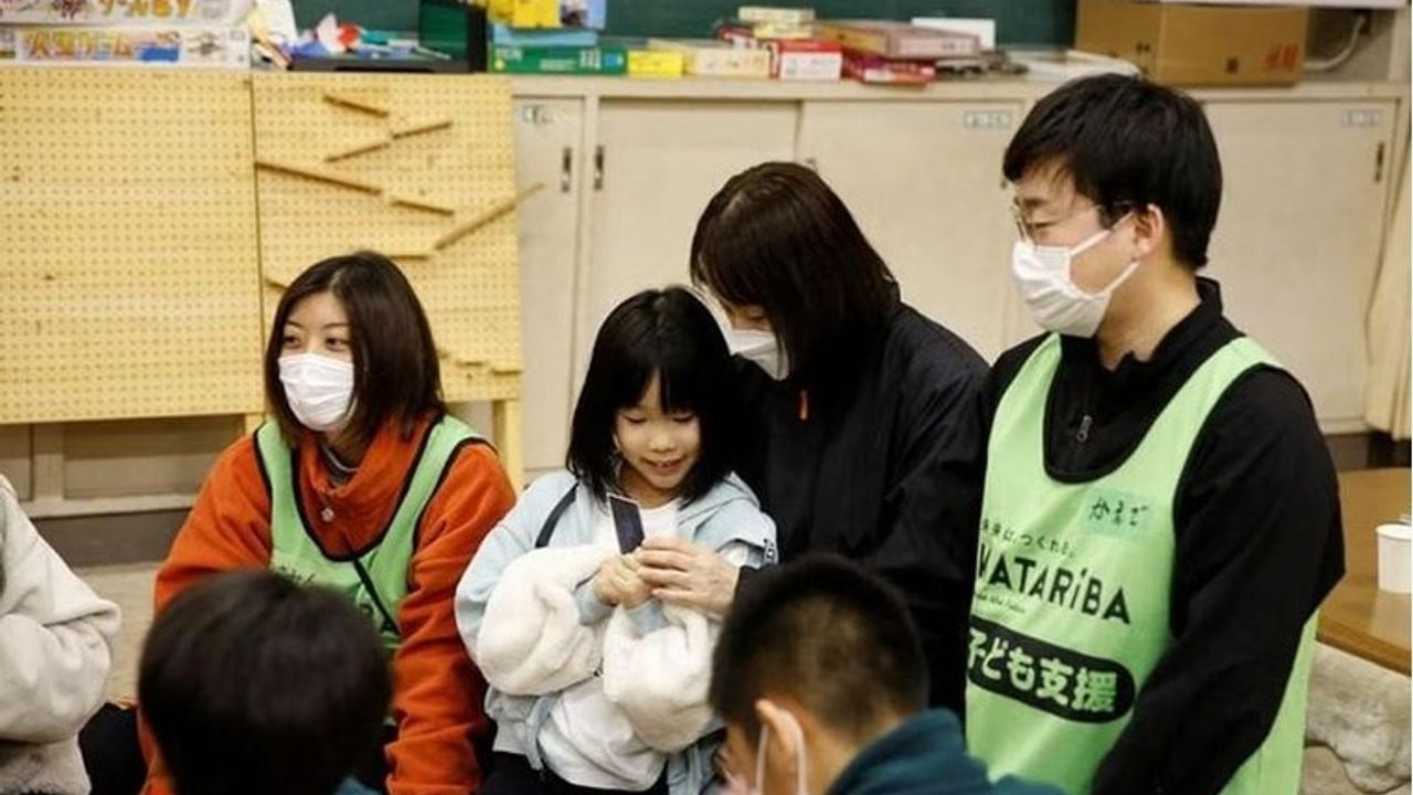 Japonya'daki depremden 1 ay sonra çocuklara gönüllüler bakıyor