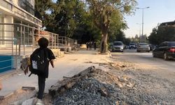 Hatay'da öğrenciler okula gitmek için bir saat yürüyor