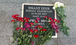 Hrant Dink’in katledildiği yere karanfil bıraktılar