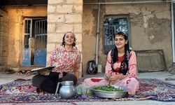 İki kadın sessiz bir gözle coğrafyalarını tanıtıyor