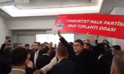 Esenyurt'ta CHP Grup Toplantı Odası tabelası söküldü