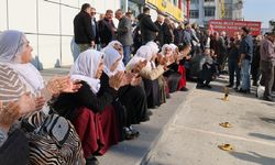 Akdeniz Belediyesi önünde halk buluşması