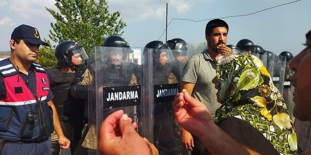 Sera işçilerinden asker barikatı önünde açıklama
