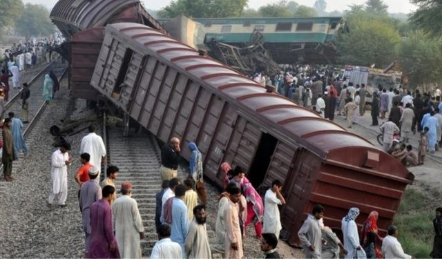 Pakistan’da tren kazası: 15 ölü