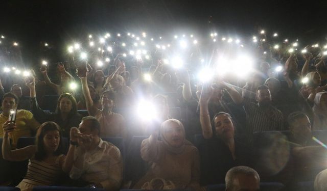Sasa Amed’teki konserinde yasakları protesto etti