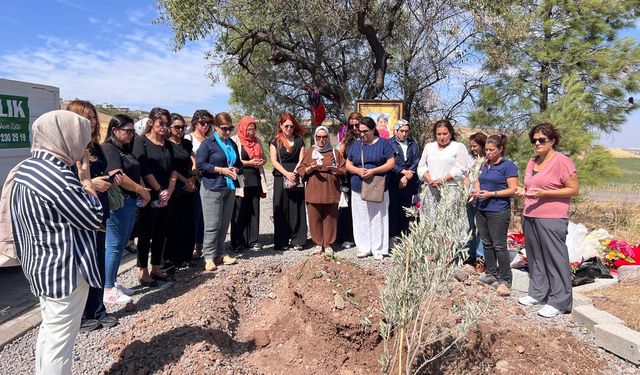 Amed İş Kadınlarından Narin'in Mezarı Ziyareti