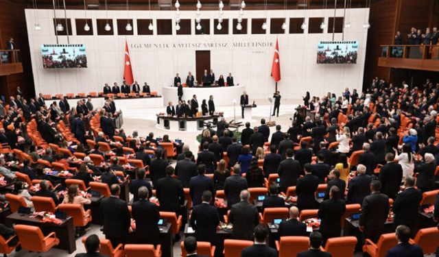 Özel, Erdoğan’ı ayakta karşıladı, Bahçeli DEM Parti ile el sıkıştı