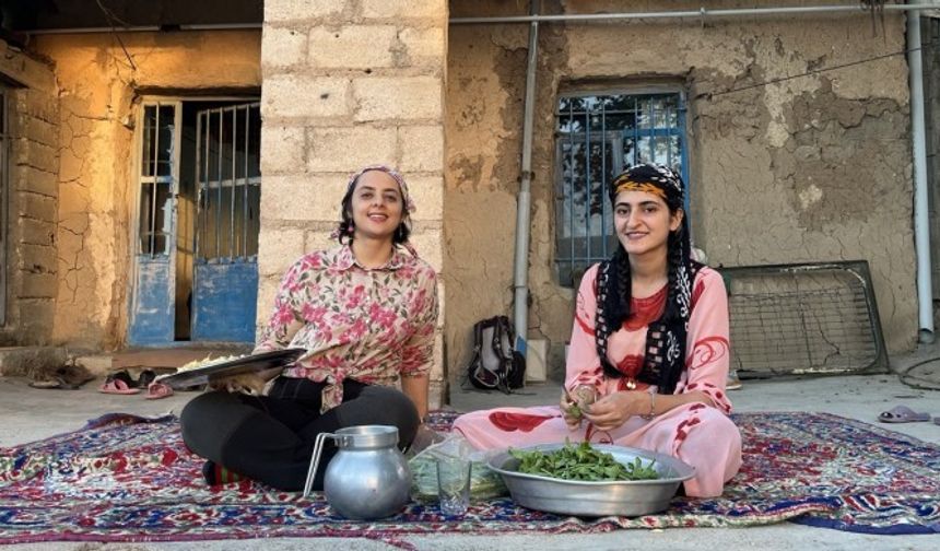 İki kadın sessiz bir gözle coğrafyalarını tanıtıyor