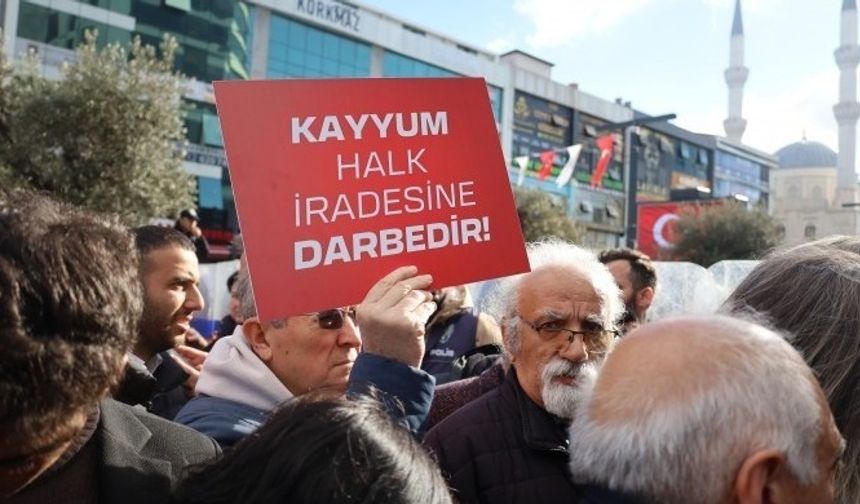 Esenyurt'ta kayyım protestosu: CHP’li vekiller belediyeye girdi