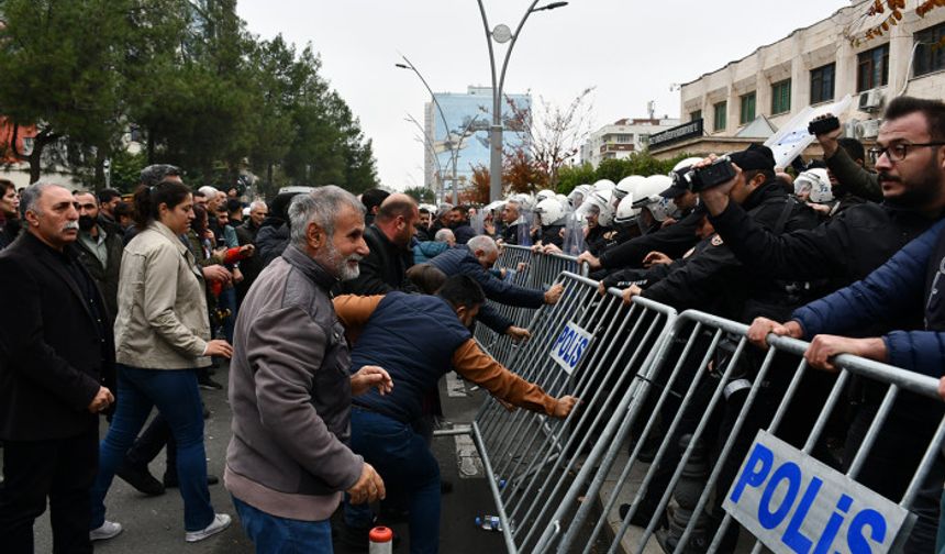 Kayyım protestolarında en az 83 kişi gözaltına alındı.