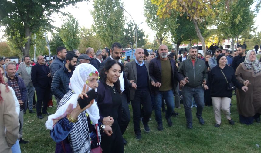 Amed'de kayyım protestosunda halaylı direniş